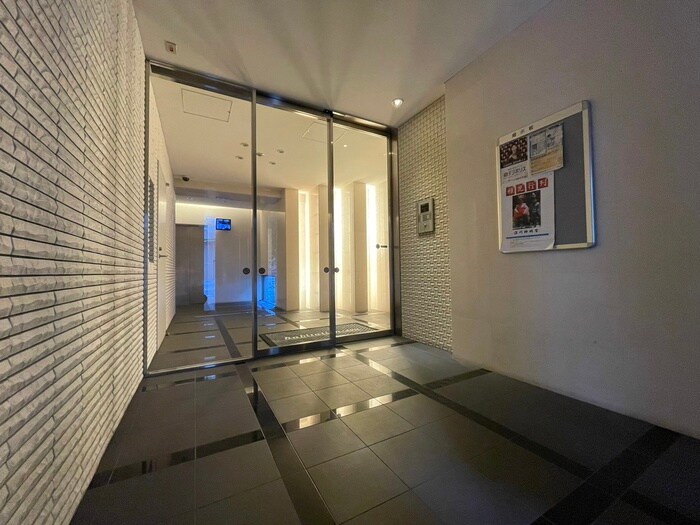 物件外観写真2　(エントランス部分)