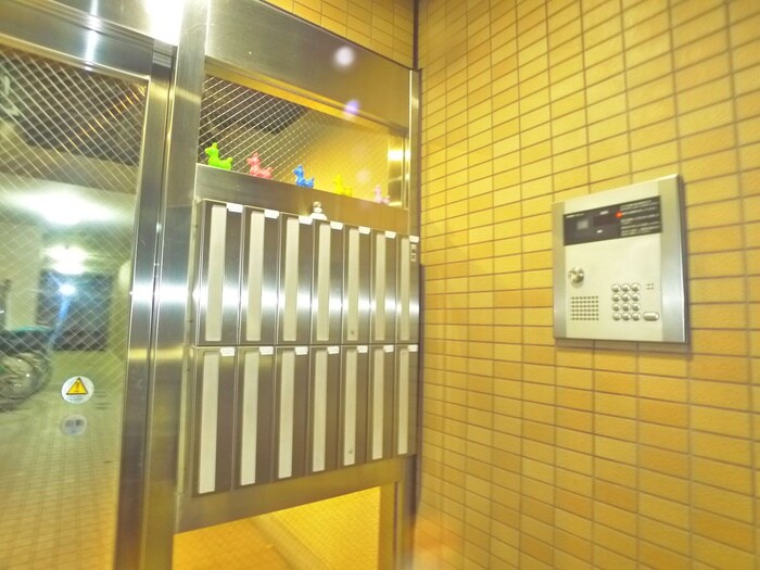 物件外観写真4　(エントランス部分)