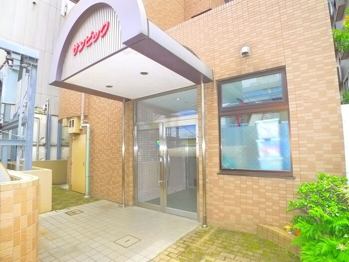 物件外観写真3　(エントランス部分)