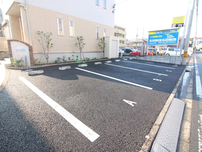 物件外観写真3　(駐車場)