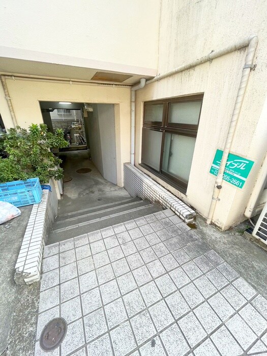 物件外観写真3　(エントランス部分)