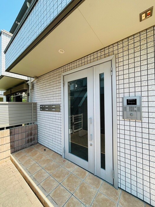 物件外観写真2　(エントランス部分)