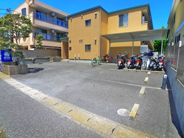 物件外観写真4　(駐車場)