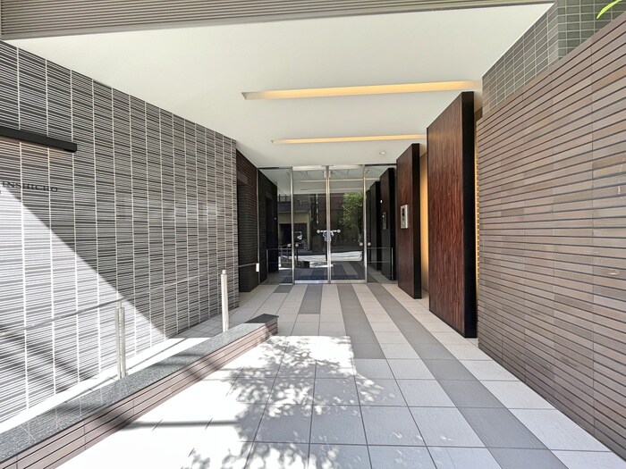 物件外観写真2　(エントランス部分)