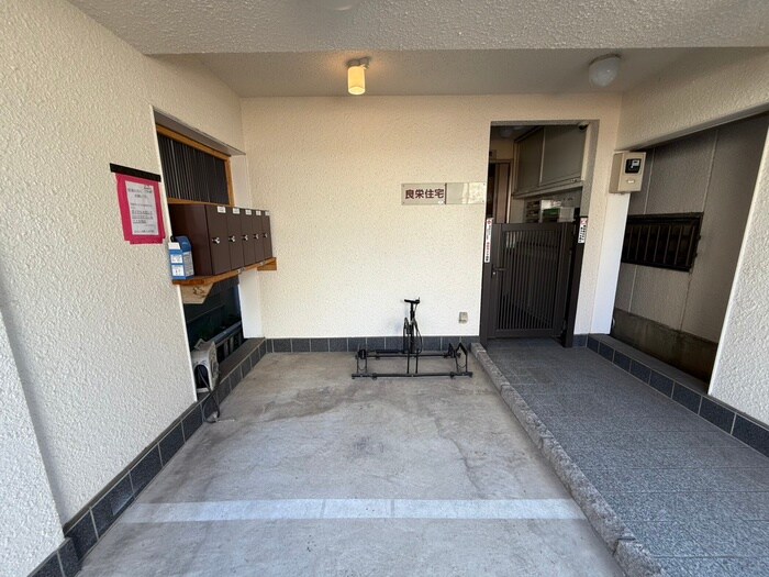 物件外観写真2　(エントランス部分)