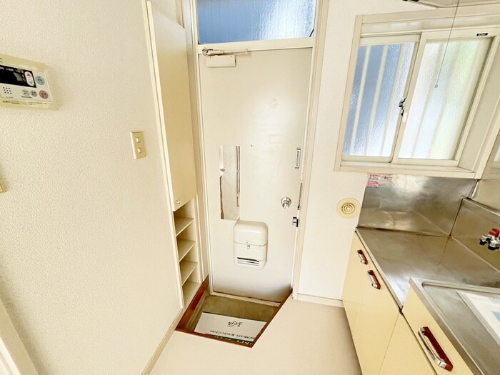 物件内観写真14　(玄関)