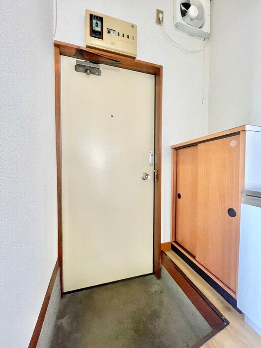 物件内観写真13　(玄関)