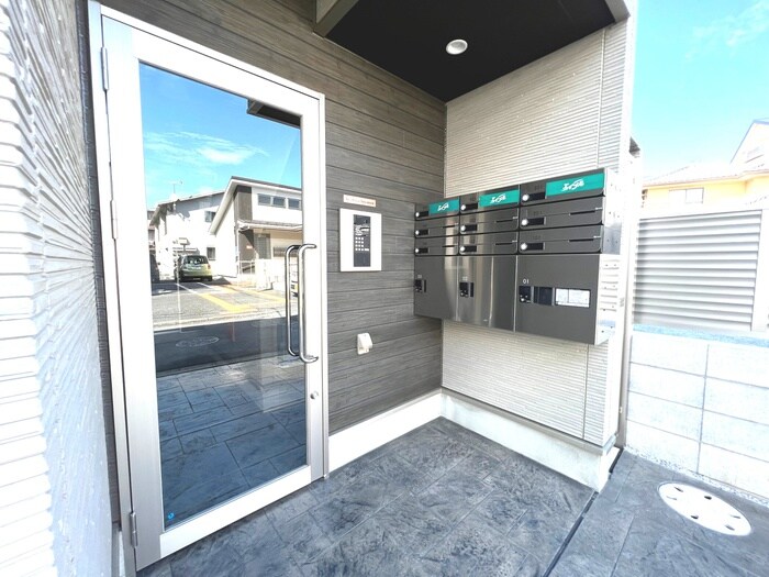 物件外観写真3　(エントランス部分)