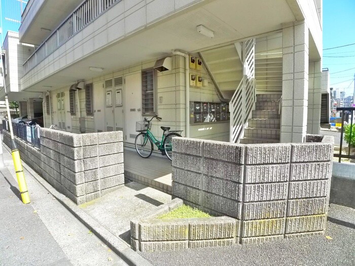 物件外観写真3　(エントランス部分)