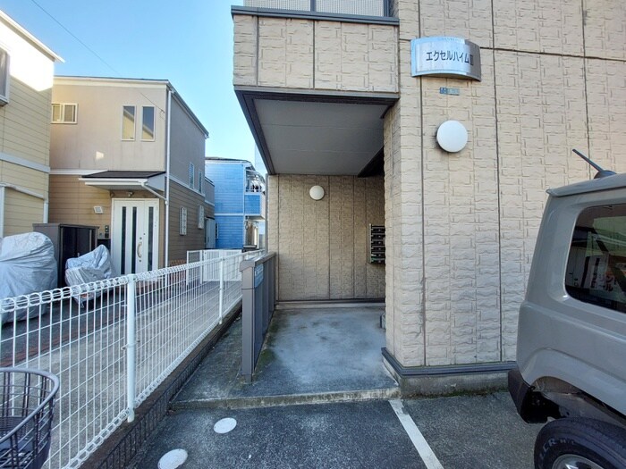 物件外観写真2　(エントランス部分)