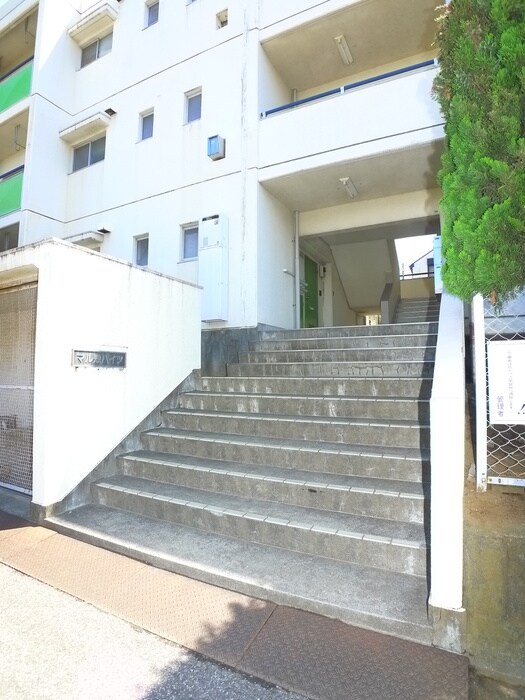 物件外観写真3　(エントランス部分)