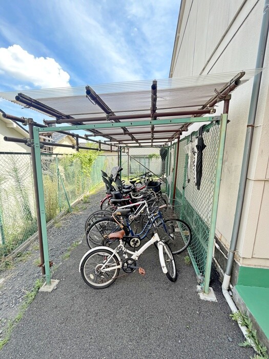 物件外観写真3　(駐輪場)