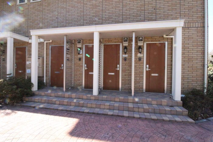 物件外観写真6　(エントランス部分)