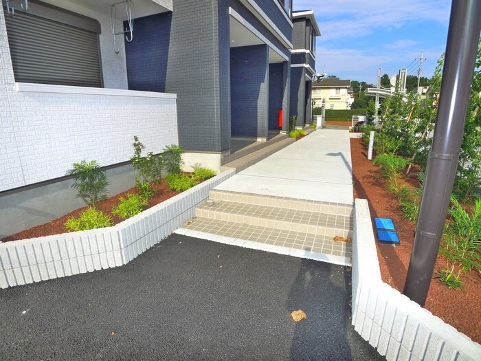 物件外観写真4　(エントランス部分)