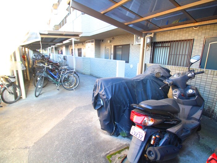 物件外観写真4　(駐輪場)