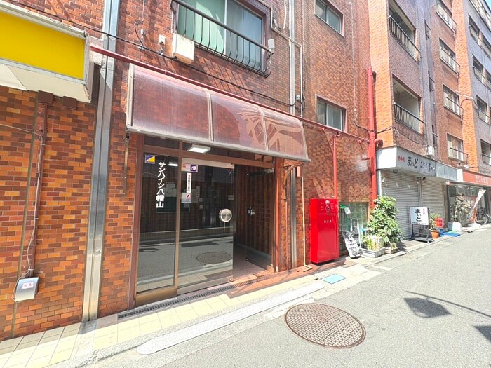 物件外観写真4　(エントランス部分)