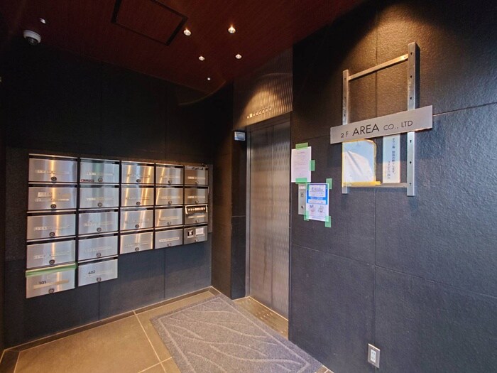 物件外観写真2　(エントランス部分)