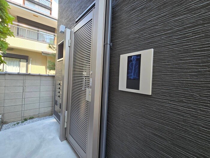 物件外観写真4　(エントランス部分)