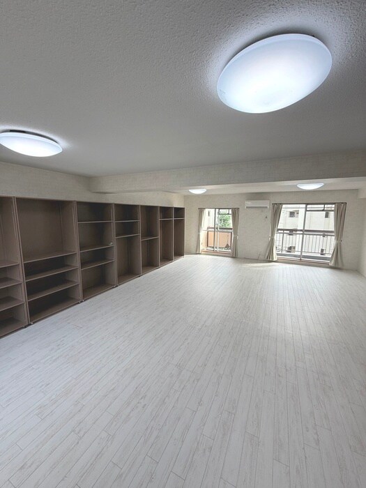 物件内観写真7　(室内からの展望)