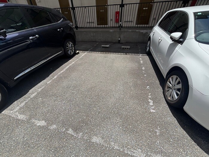 物件外観写真3　(駐車場)