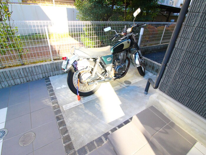 物件外観写真6　(バイク置き場)