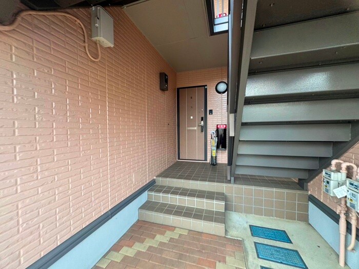 物件外観写真6　(エントランス部分)