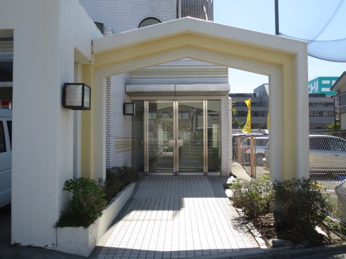 物件外観写真2　(エントランス部分)