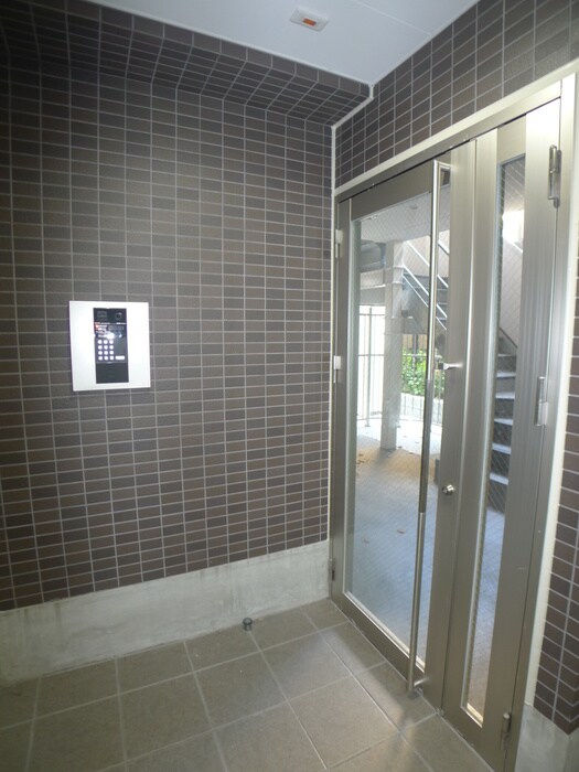 物件外観写真2　(エントランス部分)