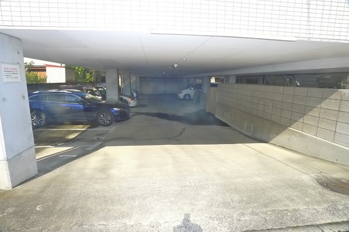 物件外観写真4　(駐車場)