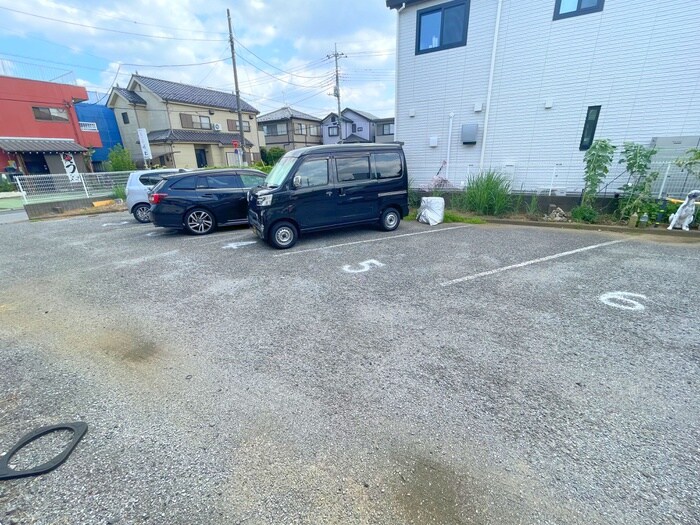物件外観写真5　(駐車場)