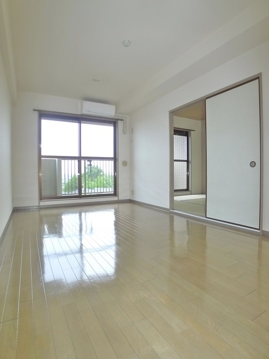 物件内観写真8　(室内からの展望)