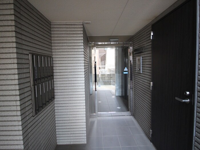 物件外観写真2　(エントランス部分)