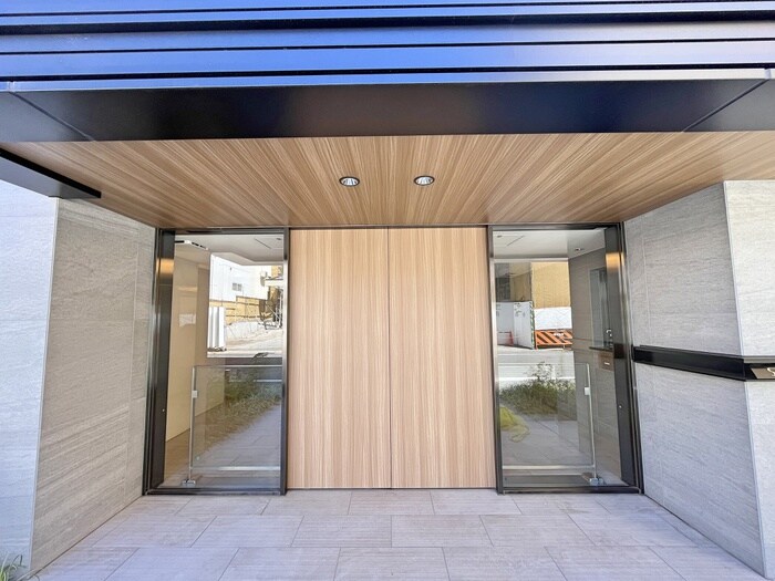 物件外観写真2　(エントランス部分)