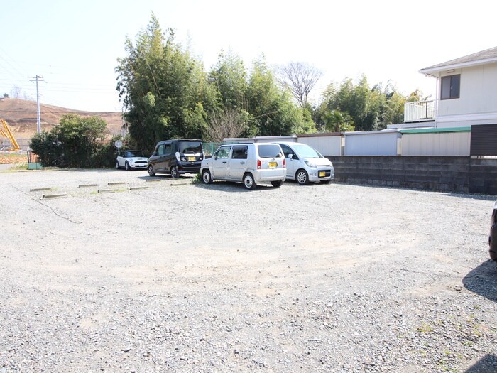 物件外観写真4　(駐車場)