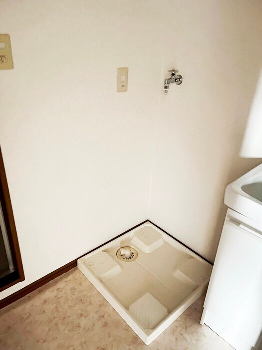 物件内観写真16　(洗濯機置場)