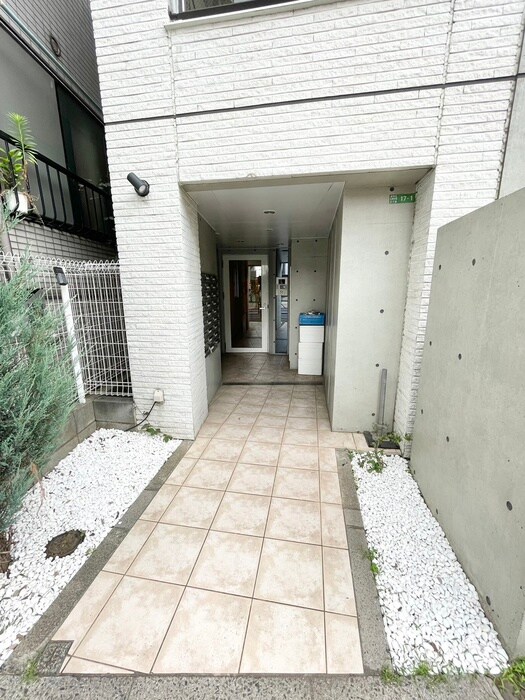 物件外観写真3　(エントランス部分)