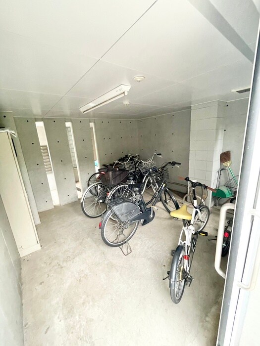 物件外観写真5　(駐輪場)
