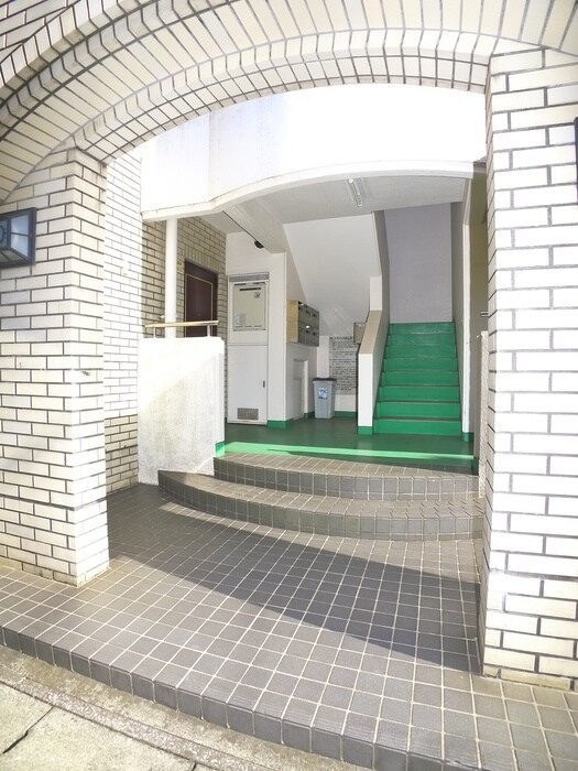 物件外観写真3　(エントランス部分)