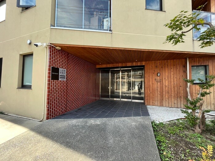 物件外観写真3　(エントランス部分)