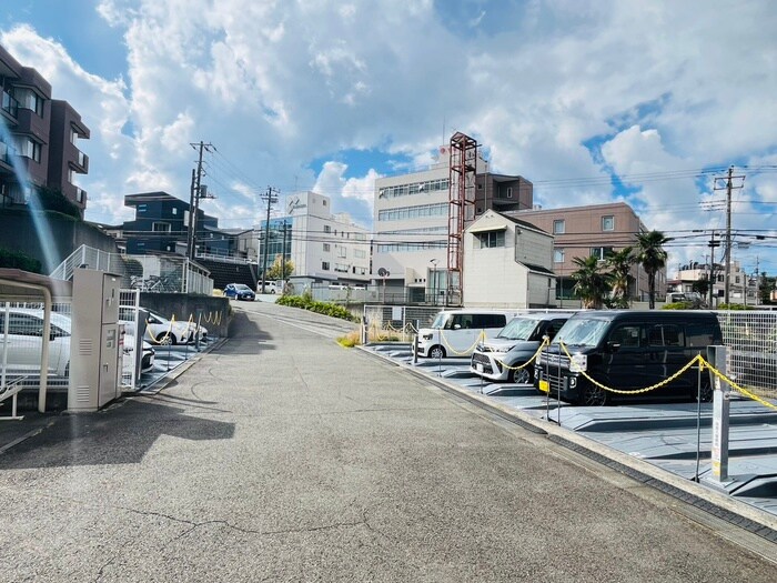 物件外観写真6　(駐車場)