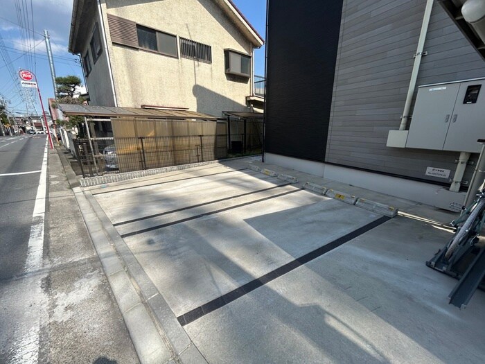 物件外観写真6　(駐車場)