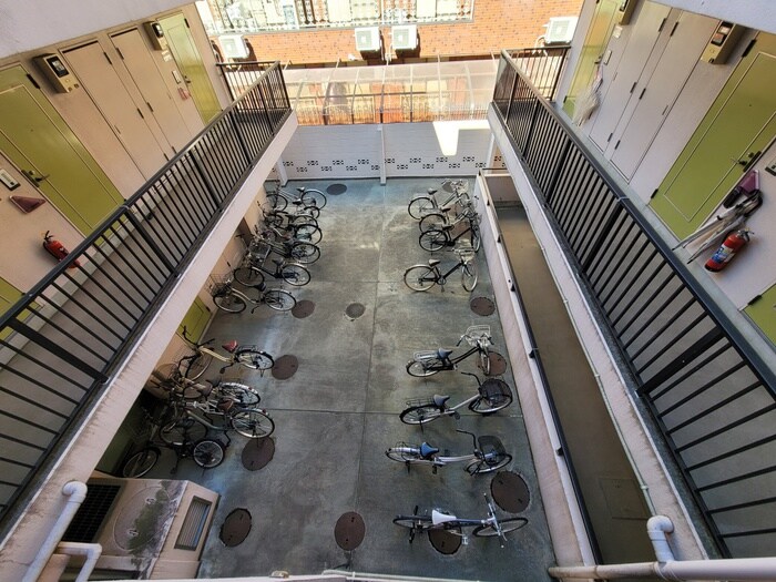 物件外観写真4　(駐輪場)