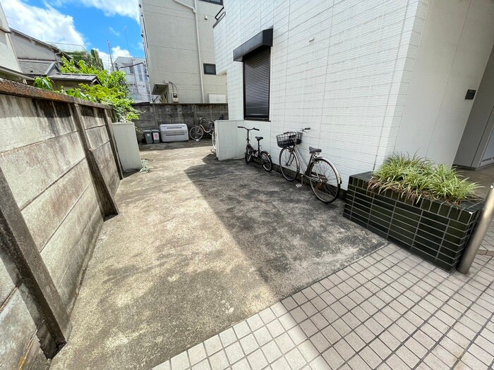 物件外観写真6　(エントランス部分)