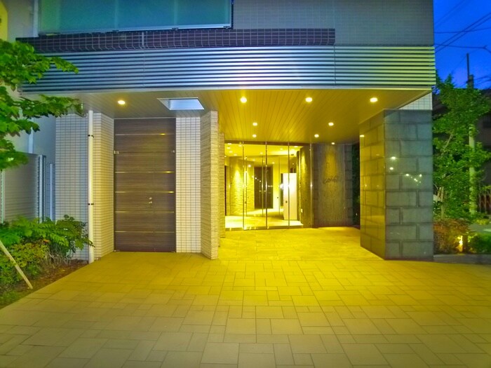 物件外観写真2　(エントランス部分)