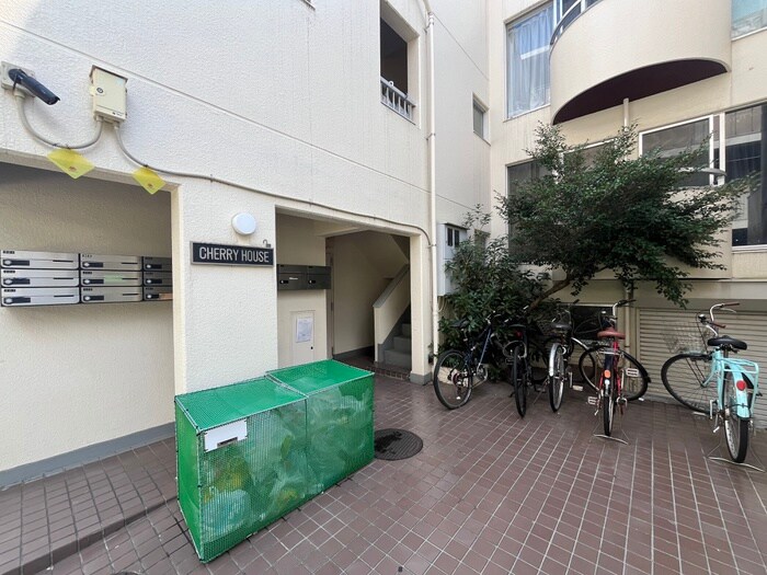 物件外観写真3　(エントランス部分)