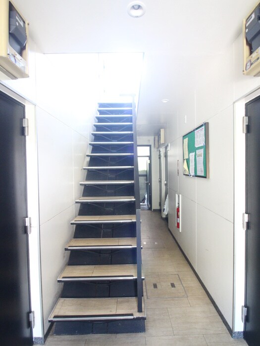 物件外観写真5　(エントランス部分)