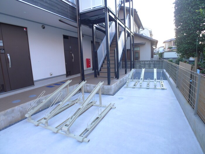 物件外観写真4　(駐輪場)