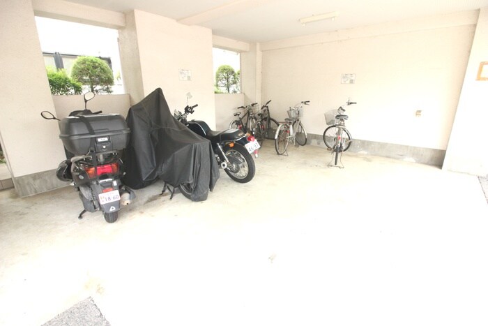 物件外観写真5　(駐輪場)