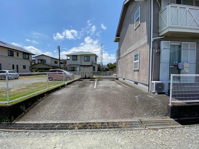 物件外観写真3　(駐車場)