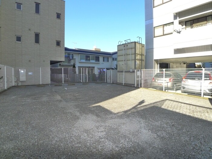 物件外観写真5　(駐車場)